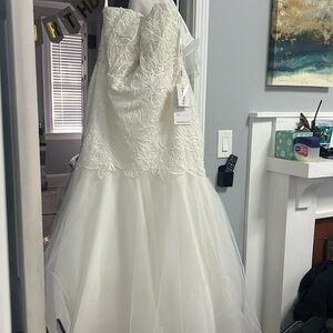 Selling this never wedding gown.